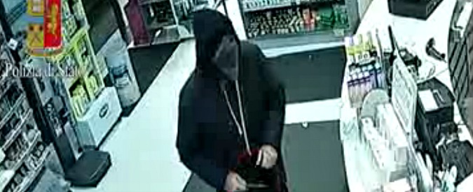 Copertina di Roma, il rapinatore entra armato nella farmacia della Magliana. Ecco come lo affronta il cliente rumeno