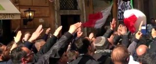 Copertina di Tassisti, manifestanti fanno il saluto romano davanti alla sede del Pd a Roma