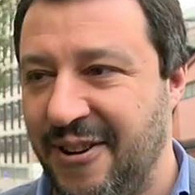 Sanremo 2017, Salvini: “Crozza? Guadagna in 5 sere quanto me in un anno”. E canta “Vedrai, vedrai” di Tenco