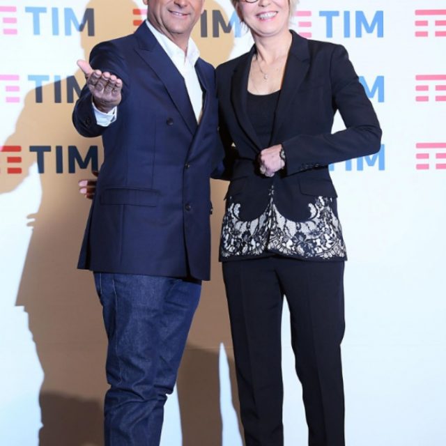Sanremo 2017, la scaletta della prima serata. Il Festival comincia con l’omaggio di Tiziano Ferro a Luigi Tenco