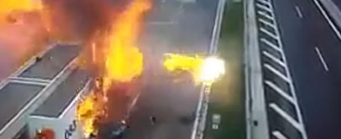 Copertina di Lo schianto letale della Porsche. Travolge l’auto in sosta a velocità folle: 4 morti