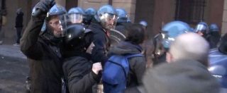 Copertina di Bologna, ancora scontri tra agenti e studenti. Video: cariche della polizia contro petardi e bottiglie volanti