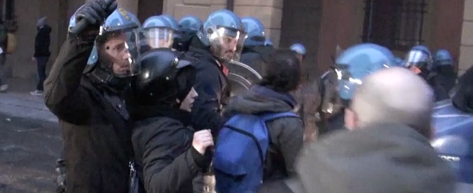 Copertina di Bologna, ancora scontri tra agenti e studenti. Video: cariche della polizia contro petardi e bottiglie volanti