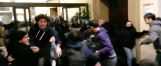 Bologna, scontri e cariche all’interno dell’Università. Video: la polizia irrompe nella biblioteca in via Zamboni