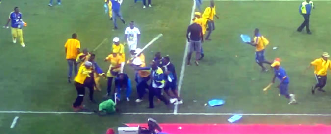 Copertina di La squadra perde 6 a 0 e i tifosi non la prendono bene: la partita finisce nel caos