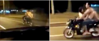 Copertina di Sesso in moto a 100km/h? Seminudi e senza casco, i due giovani centauri ripresi da un automobilista
