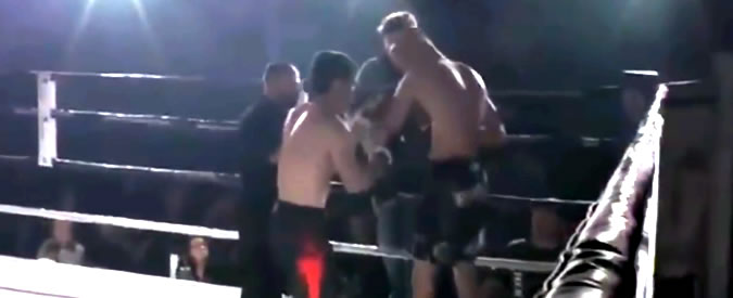 Copertina di Ti sistemo la spalla lussata e poi ti stendo. L’inaspettato gesto di fair play sul ring