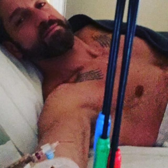 Edoardo Stoppa in ospedale: “Tre mesi fa ci hanno aggredito durante un servizio, oggi ho fatto una prima operazione”