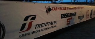 Copertina di Strage Viareggio, logo di Trenitalia sullo striscione del Carnevale. Gli organizzatori: “Responsabilità nostra, inopportuno”
