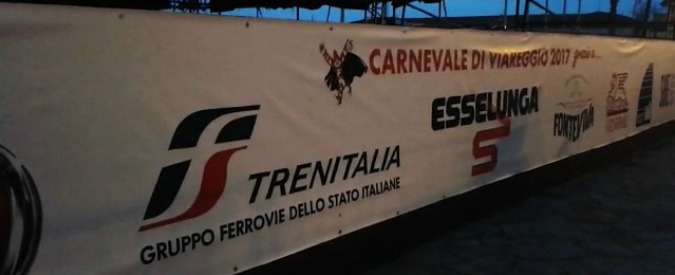 Strage Viareggio, logo di Trenitalia sullo striscione del Carnevale. Gli organizzatori: “Responsabilità nostra, inopportuno”