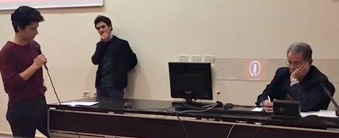 Copertina di Università di Bologna, studentessa contro Prodi: “Generazione Erasmus? È solo una favola. Lei ha svenduto l’Italia, riconosca i suoi sbagli”
