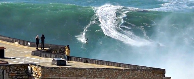 Copertina di Il surfista domina un’onda alta 20 metri. La perfomance è incredibile