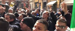 Copertina di Taxi, tensione con la polizia e lanci di oggetti contro la sede Pd a Roma: “Buffoni”