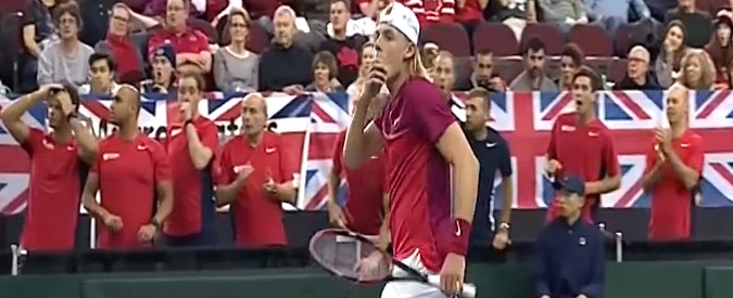 Copertina di Tennis, Shapovalov si arrabbia e colpisce il giudice di sedia: squalificato dalla Coppa Davis