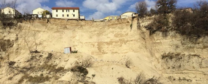 Copertina di Teramo, frana cancella metà di un paese: 33 case evacuate, 98 persone senza un tetto. “Come un terremoto”