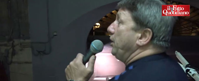 Copertina di Napoli, neomelodico canta dal balcone ma i vicini, esasperati, chiamano i Carabinieri