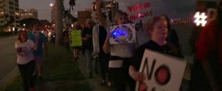 Copertina di Florida, proteste per l’arrivo di Trump al gala della Croce Rossa di Palm Beach