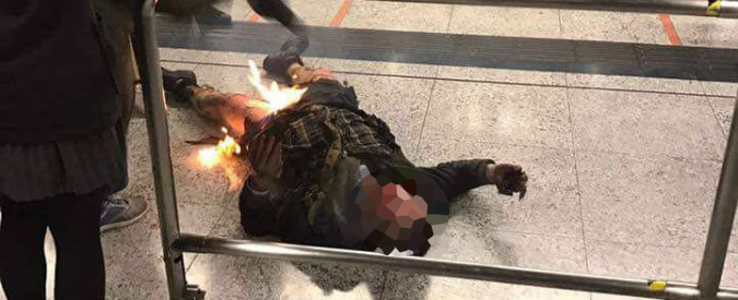 Copertina di Hong Kong, bottiglia incendiaria in metropolitana: 12 feriti. La polizia non esclude l’ipotesi terrorismo