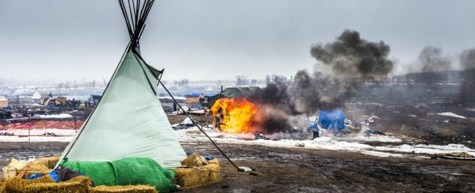 Copertina di Usa, la resa dei Sioux dopo la decisione di Trump: sgomberato il campo, l’oleodotto si farà