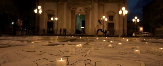 Copertina di Augusta, don Prisutto e i morti per inquinamento: la Spoon River di Sicilia in un documentario