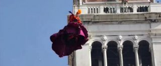 Copertina di Carnevale di Venezia, volo dell’angelo baciato dal sole in una piazza San Marco gremita