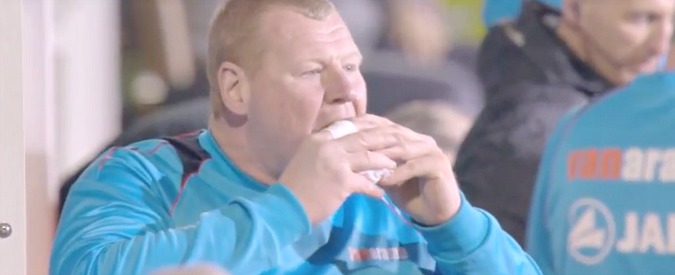Copertina di Lo spuntino del portierone immortalato durante il match con l’Arsenal. E Wayne Shaw diventa una star