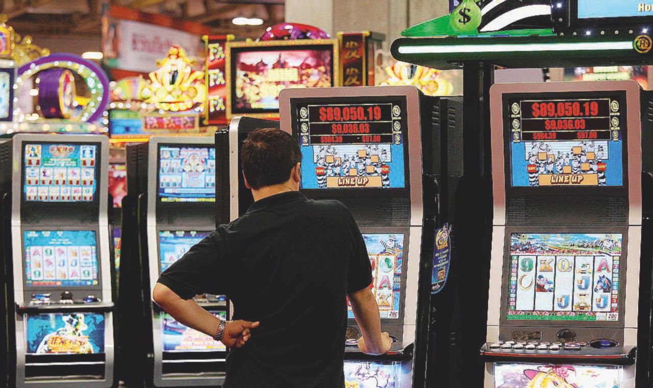 Copertina di Gioco d’azzardo: il governo lo vuole combattere, ma inventa mini bische di quartiere. Sindaci: “Regalo a signori delle slot”