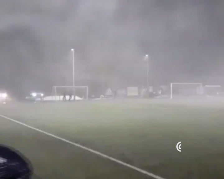 Copertina di Sul campo c’è un tempo da lupi ma l’arbitro non sospende il match. Voi giochereste in queste condizioni?