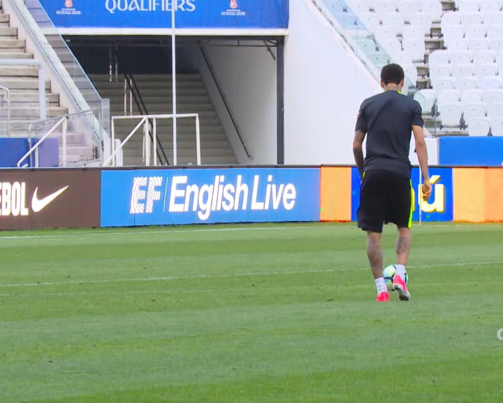 Copertina di Calcio, come ti tiro una punizione perfetta. Neymar la tocca con precisione