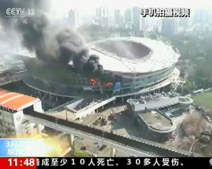 Copertina di Cina, lo stadio di Tevez in fiamme. I tifosi: “Buon auspicio, risorgeremo dalle ceneri”