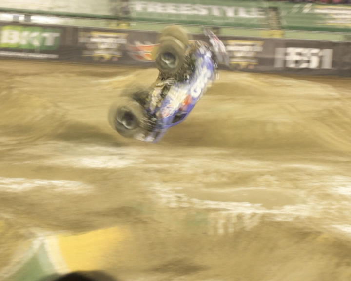 Copertina di Monster Jam, lo spettacolo ignorante che fa impazzire l’uomo rude: salto mortale da brividi!