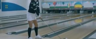 Copertina di Cosa ci fa una golfista su una pista da bowling? Guardate cosa riesce a fare questa campionessa coreana