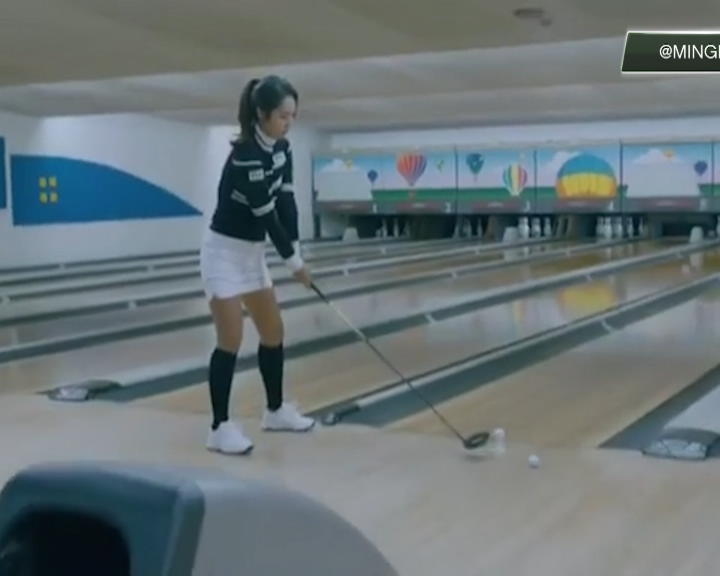 Copertina di Cosa ci fa una golfista su una pista da bowling? Guardate cosa riesce a fare questa campionessa coreana