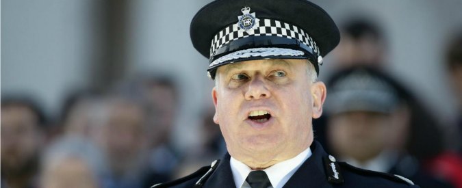 Londra, capo di Scotland Yard o Schettino inglese? “Portato via durante l’attentato, doveva restare e coordinare la risposta”