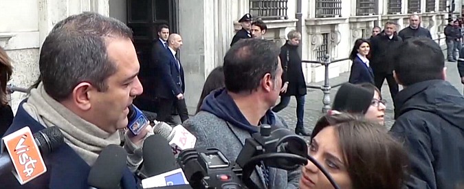 Copertina di C’è Virginia, Luigi rimane solo. Fuggi fuggi di telecamere e microfoni, De Magistris abbandonato per la Raggi