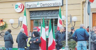 Copertina di Sede del Pd a Chiavari vandalizzata, la lettera anonima dei presunti autori: “Avevamo bevuto troppo”