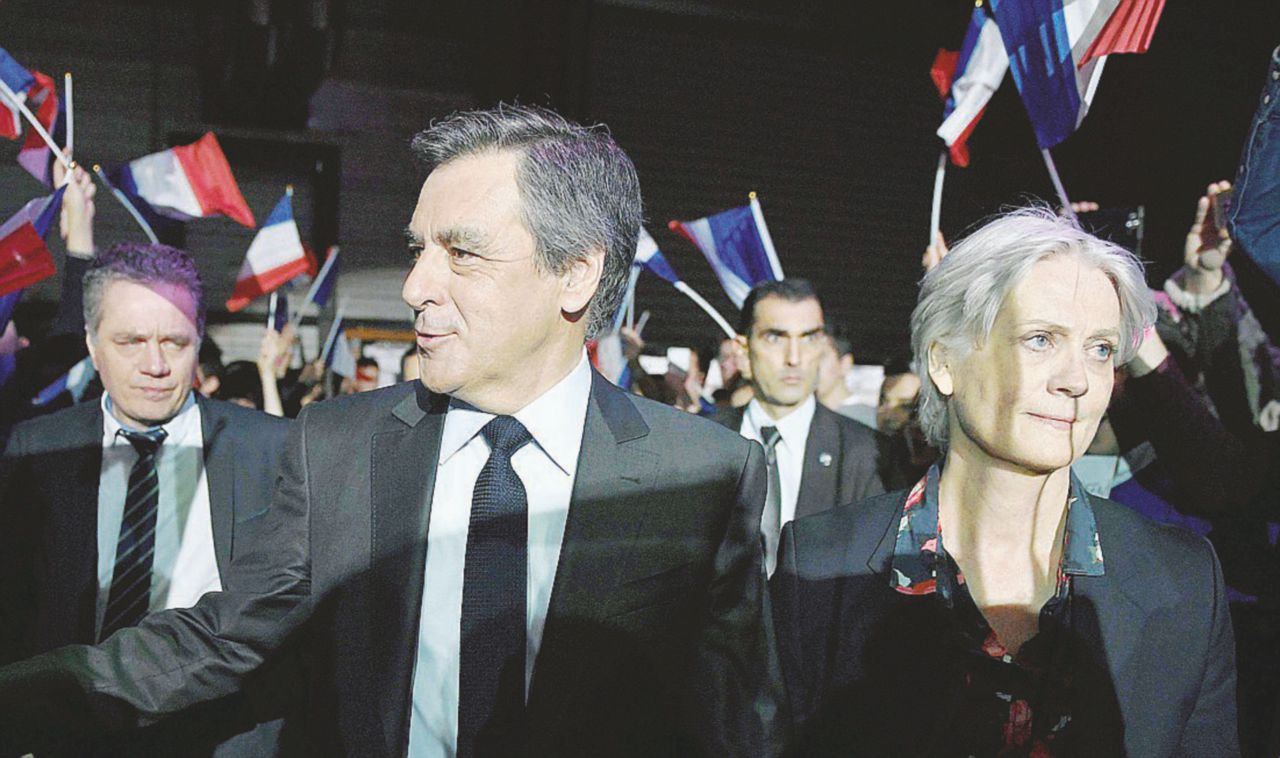 Francois Fillon con la moglie Penelope - Ansa “Vogliono uccidere il voto, ma non mollerò”