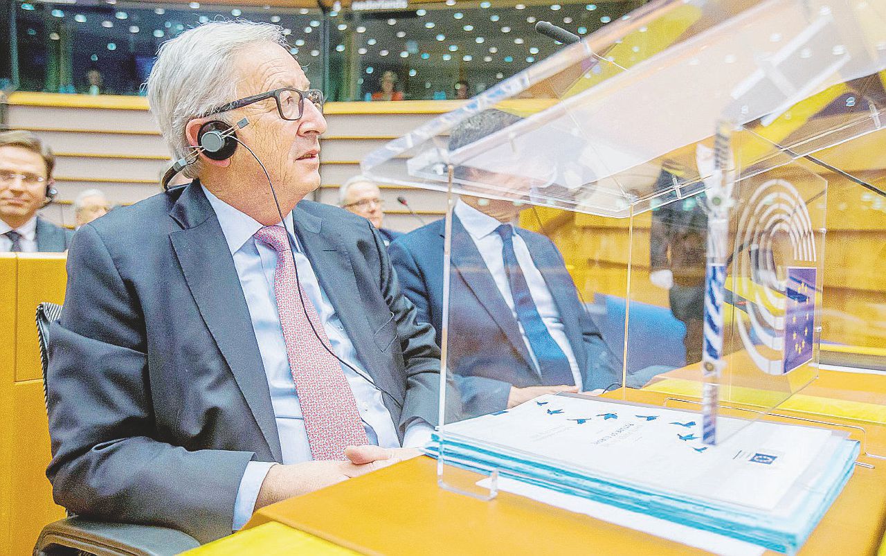 Copertina di La resa di Juncker: sull’Ue decidono solo i governi