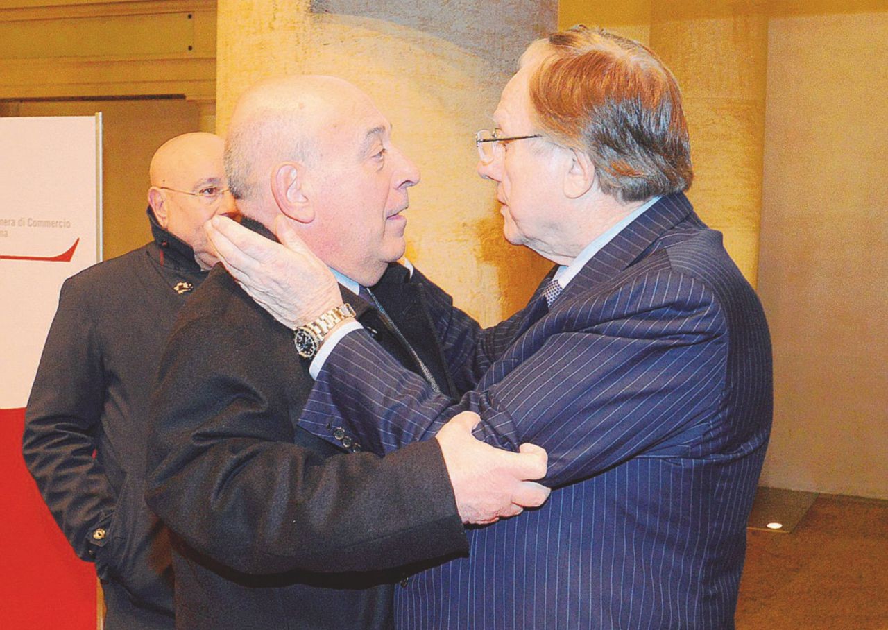 Pinguino Capitale - L’ex ministro Altero Matteoli (a destra) abbraccia commosso il camerata Domenico Gramazio (a sinistra), papà di Luca arrestato per Mafia Capitale Sovranisti de’ noantri. Pure loro moriranno felici e democristiani