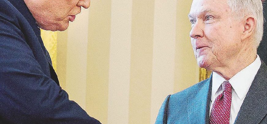 Voci di razzismo - Trump con Jeff Sessions, accusato in passato di tendenze razziste - Ansa Il boomerang Russia-gate affossa l’ultrà di Trump