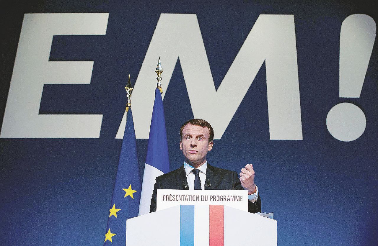 Enfant prodige - Emmanuel Macron, 39 anni, chiamato da Hollande all’Eliseo nel 2012 come consigliere economico - Ansa “Io Macron, liberal-socialista sarò il baluardo anti-Le Pen”