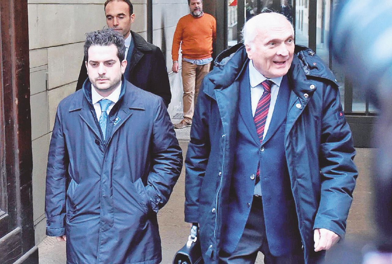 Amici - Carlo Russo, amico di papà Renzi, ieri con l’avvocato Gabriele Zanobini. Lalla, una moglie tuttofare. “È lei che controlla i conti”