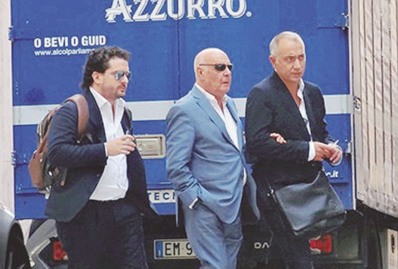 Carlo Russo poco prima di entrare nella sede Pd Unità e La Verità, il doppio fronte editoriale di Romeo