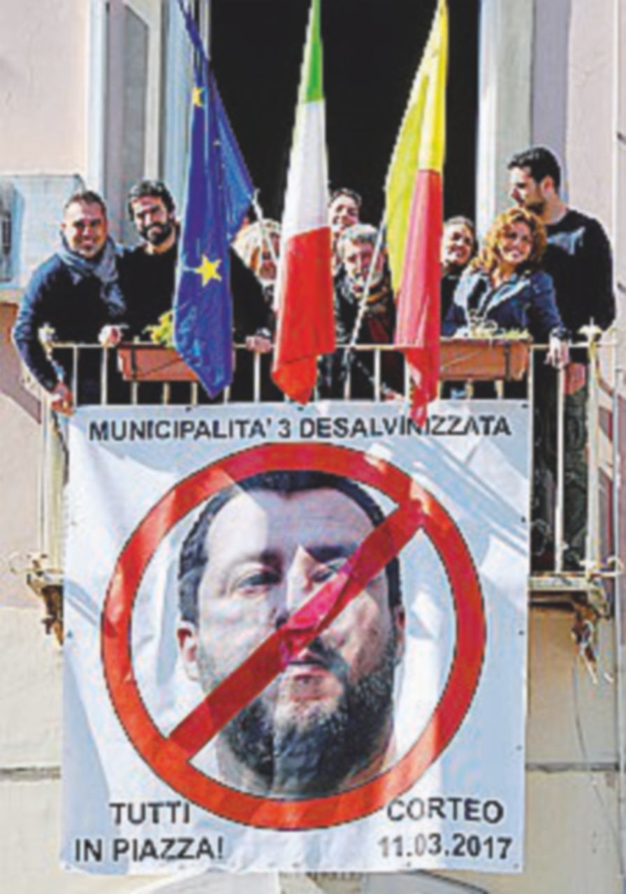 Napoli, “foglio di via a Salvini: lo cacceremo con ogni mezzo” Napoli, “foglio di via a Salvini: lo cacceremo con ogni mezzo”