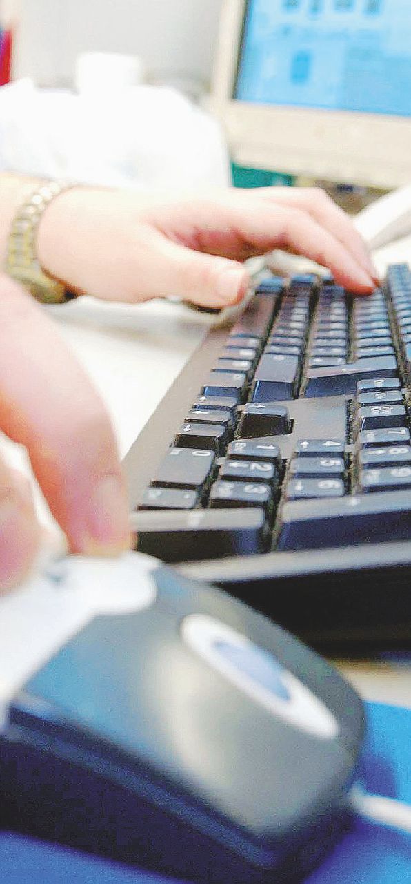 Facebook, la guerra alle balle che minaccia la satira social Facebook, la guerra alle balle che minaccia la satira social