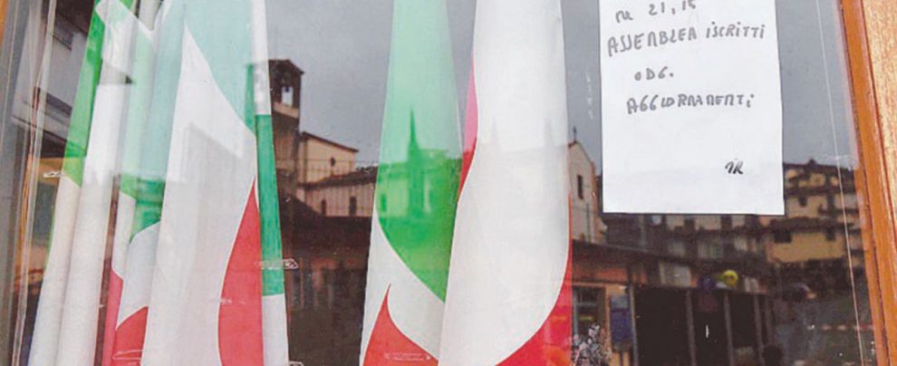 Il cartello - Nei giorni scorsi era stata convocata la riunione del circolo Pd di Rignano per ieri sera. Poi è arrivato il contrordine: “Riaggiornata a data da destinarsi” - Ansa La “family” nel mirino. A Rignano il Pd si spacca