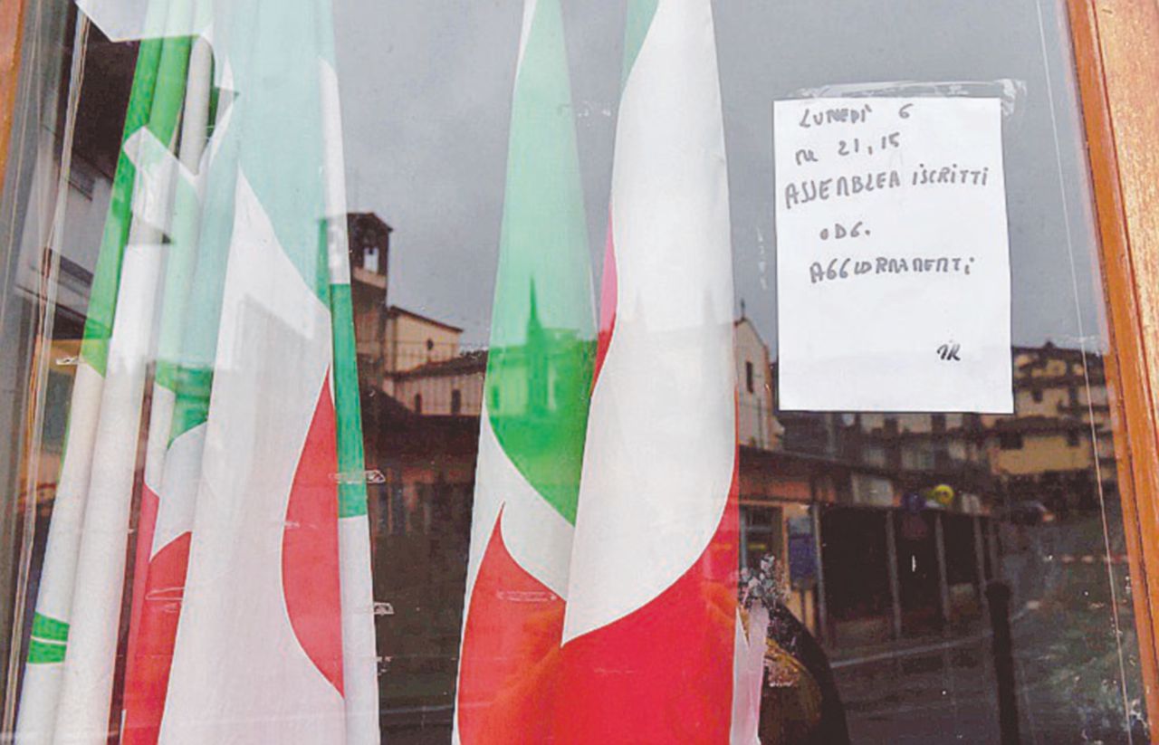 Il cartello - Nei giorni scorsi era stata convocata la riunione del circolo Pd di Rignano per ieri sera. Poi è arrivato il contrordine: “Riaggiornata a data da destinarsi” - Ansa La “family” nel mirino. A Rignano il Pd si spacca