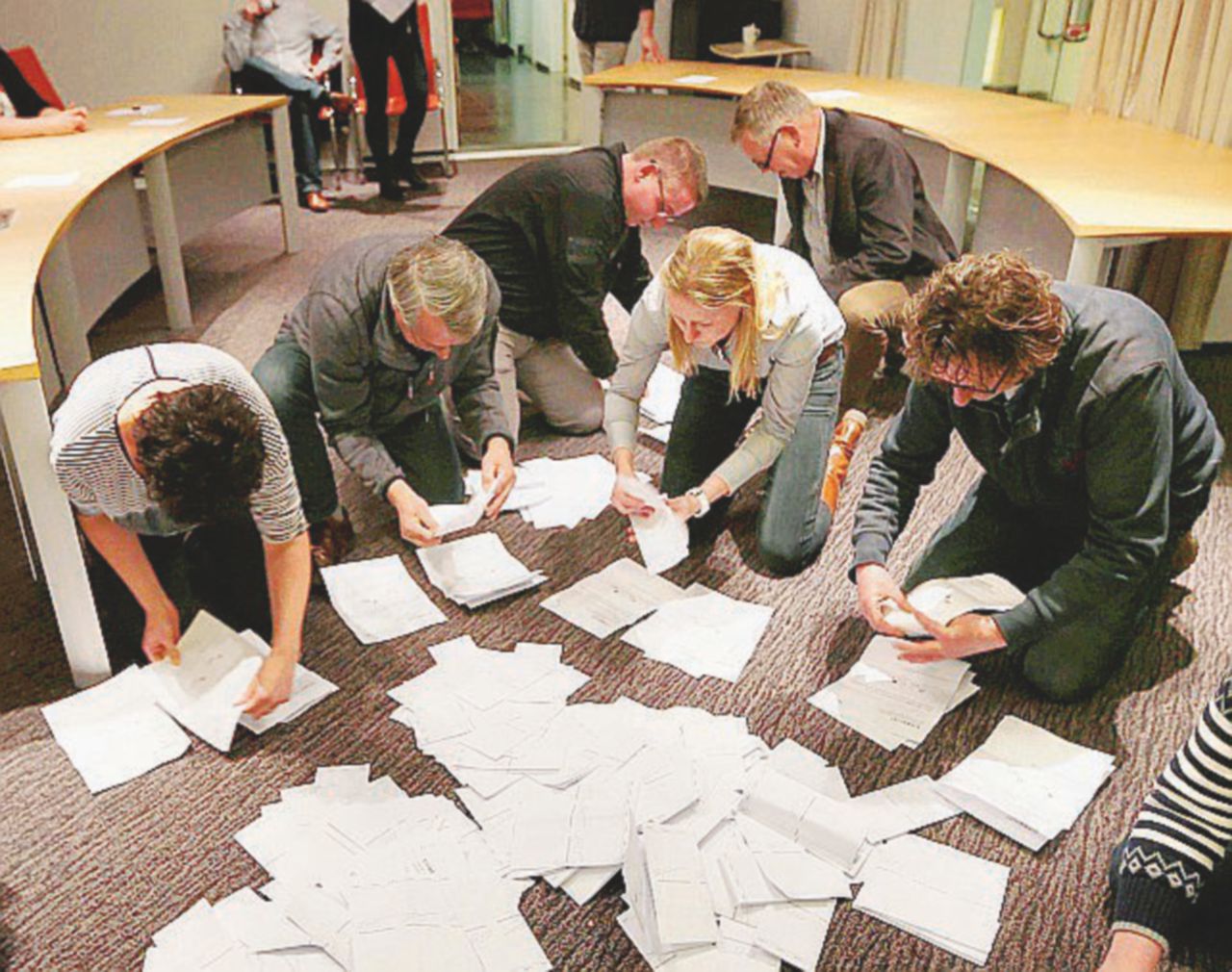 Vecchio stile - Alcuni scrutatori impegnati nel conteggio dei voti con le schede durante un referendum - Ansa Altro che voto elettronico, meglio la matita