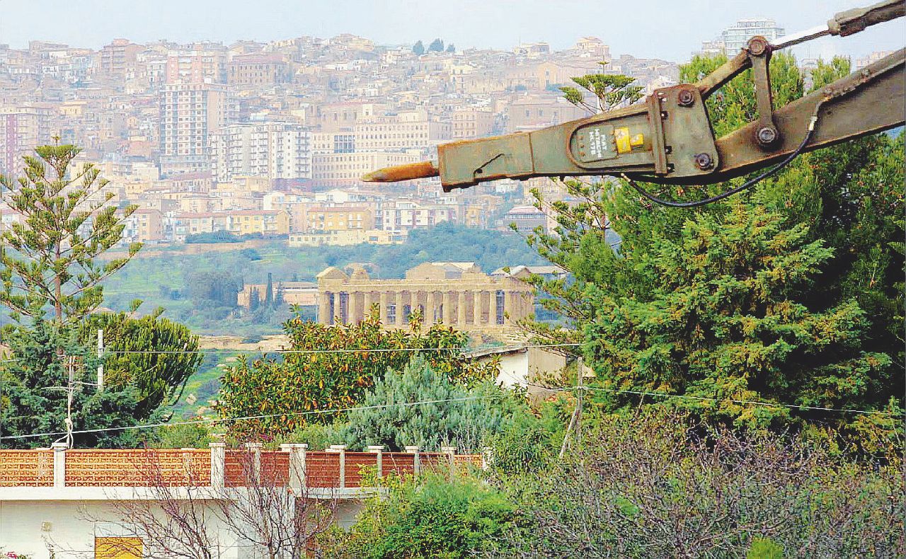 Lo scempio - Le ruspe demoliscono un edificio nella Valle dei Templi ad Agrigento Abusiva, ma anche no: così sopravvive la villa del sindaco