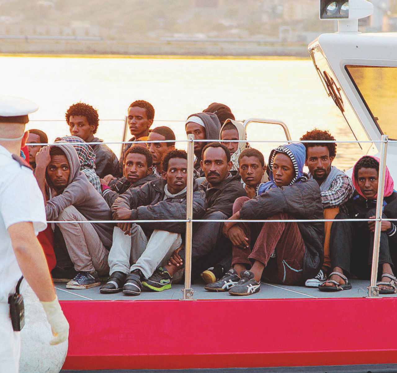 Sbarchi - Un barcone di migranti provenienti da Siria ed Eritrea ormeggiato a Porto Empedocle (Agrigento) - LaPresse La Corte Ue boccia l’asilo: “Rifare il trattato di Dublino”